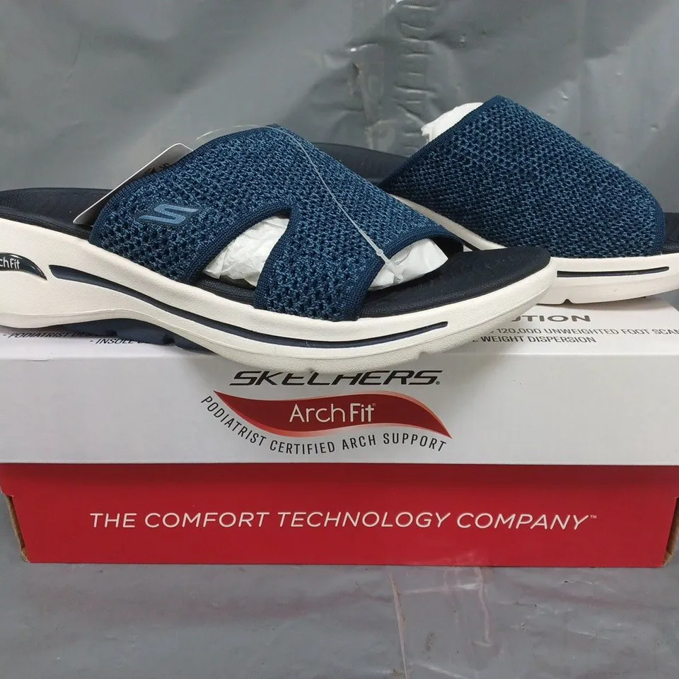 BOXED PAIR OF SKECHERS GO WALK ARCH FIT SANDALS IN NAVY SIZE 5