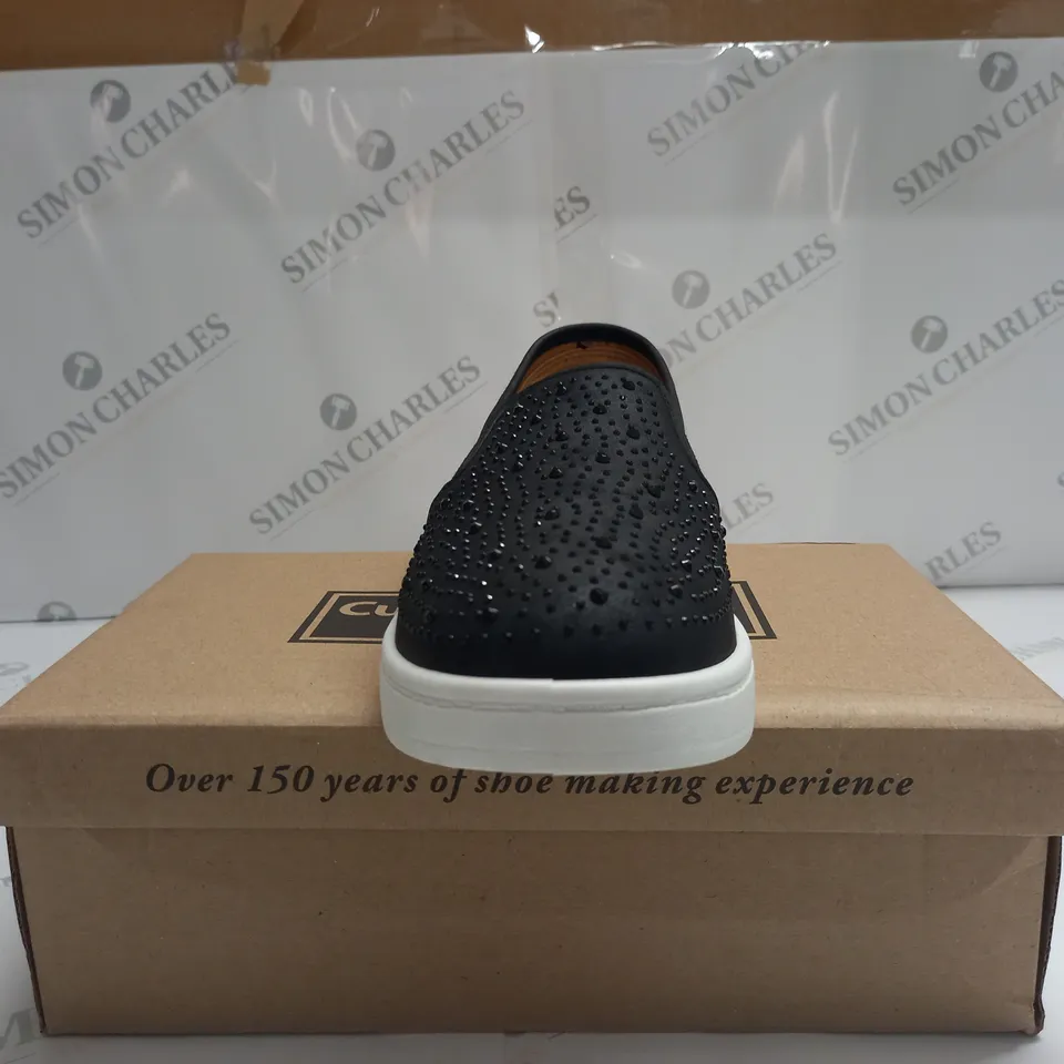 BOXED CUSHION WALK SLIP ON PUMPS IN BLACK - SIZE 8