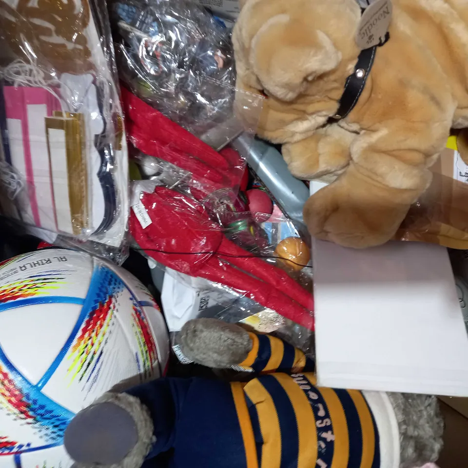 BOX OF APPROXIMATELY 20 ASSORTED TOYS AND GAMES TO INCLUDE ORCHARD TOYS LITTLE SHOPPING LOTTO, ARTFUL ART SCHOOL IN A BOX, LEMAX 4 FIGURINES BEAR SET, ETC