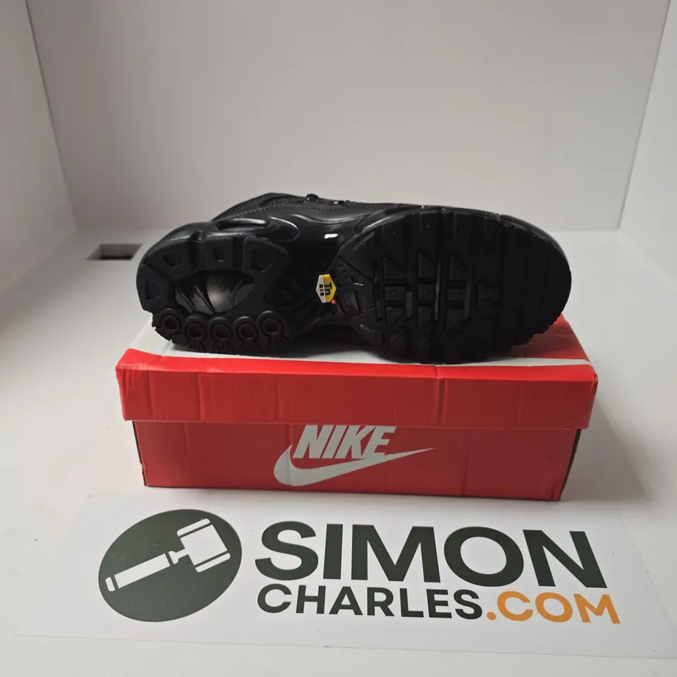 BOXED PAIR OF NIKE AIR MAX PLUS TRAINERS IN ALL BLACK - UK 9
