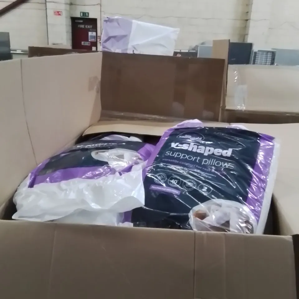 PALLET CONTAINING A LARGE QUANTITY OF PILLOWS 
