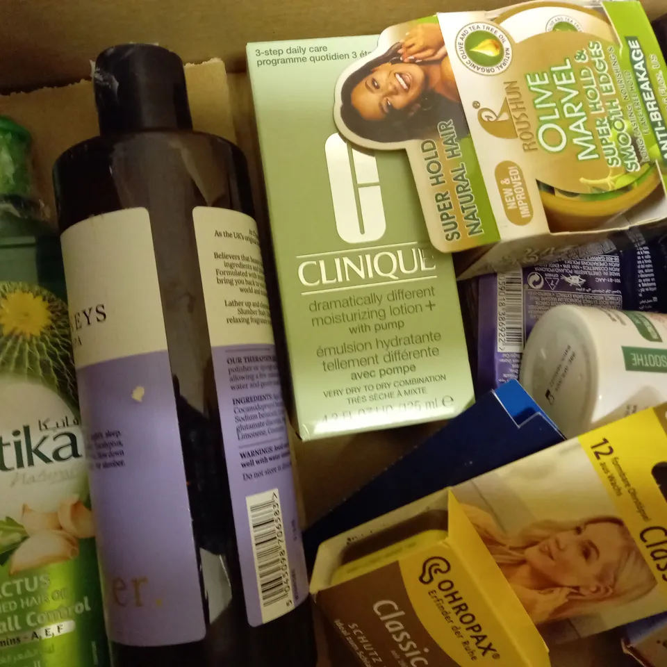 APPROXIMATELY 10 ASSORTED HEALTH AND BEAUTY PRODUCTS TO INCLUDE CLINIQUE DRAMATICALLY DIFFERENT MOISTURISING LOTION, CHAMPNEYS HEALTH SPA BODY CLEANSER, VATIKA HAIR OIL 