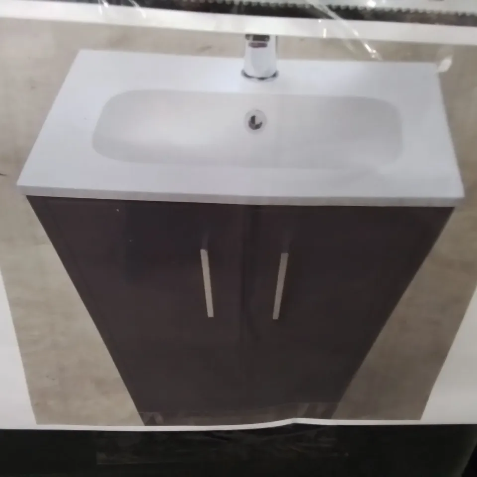PALLET OF ASSORTED BATHROOM CABINETS AND FITTINGS 