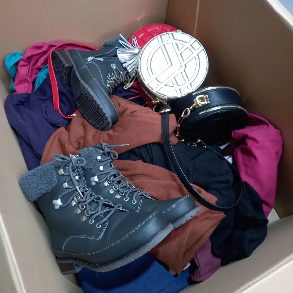 BOX OF ASSORTED CLOTHING ITEMS TO INCLUDE SHOES, HANDBAGS, CLOTHES ETC