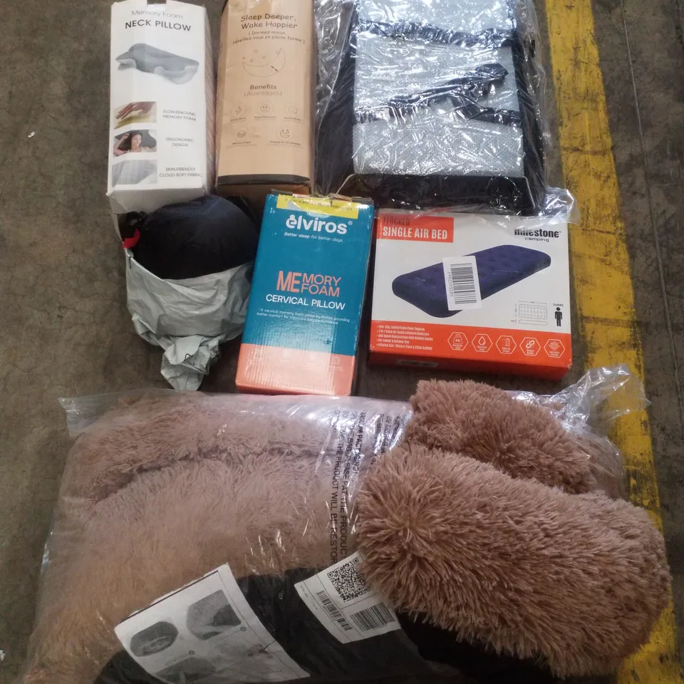 PALLET CONTAINING ASSORTED PILLOWS & CUSHIONS