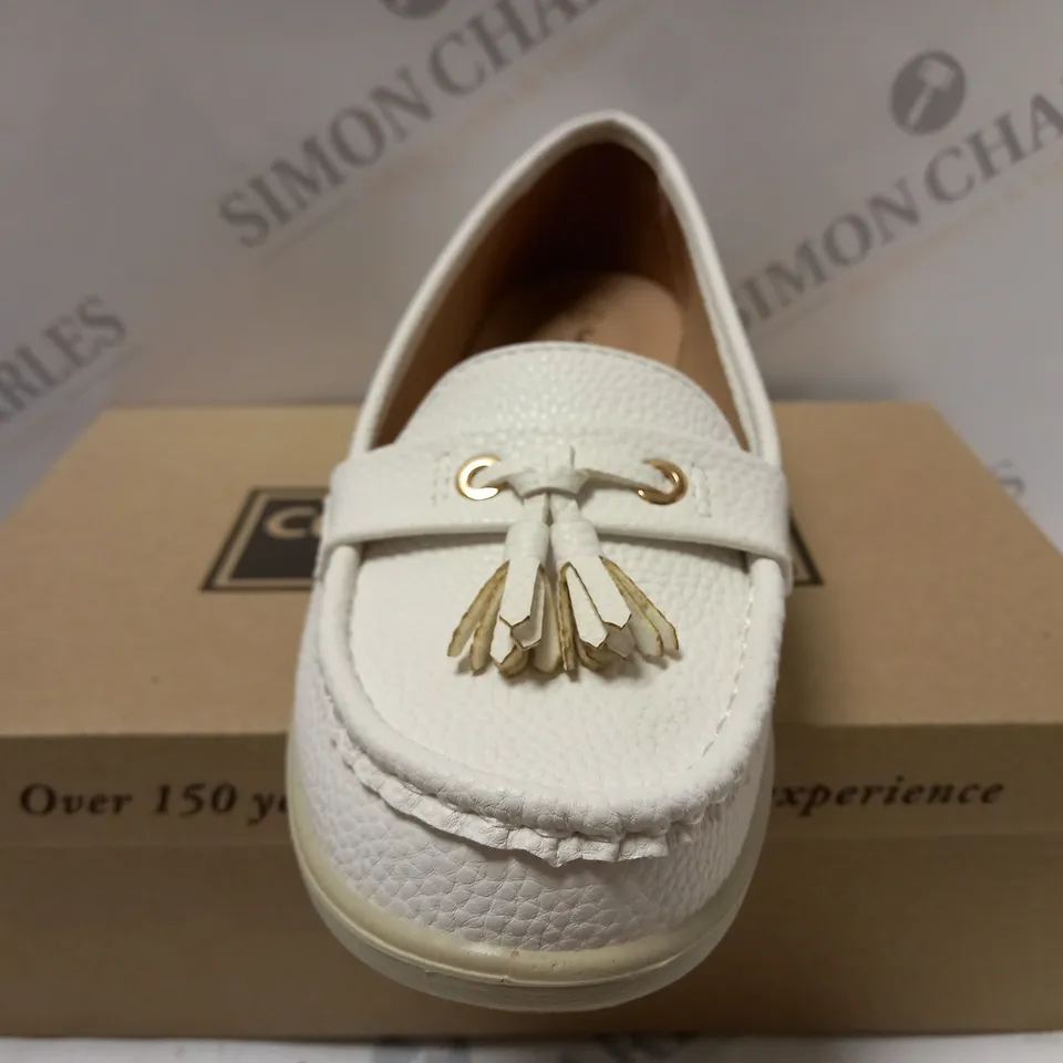 BOXED CUSHION WALK TASSLE LOAFERS, WHITE - SIZE 7