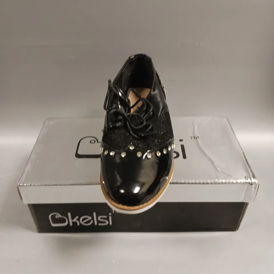 BOXED PAIR OF KELSI LACED SEQUINED SHOES IN BLACK - 3