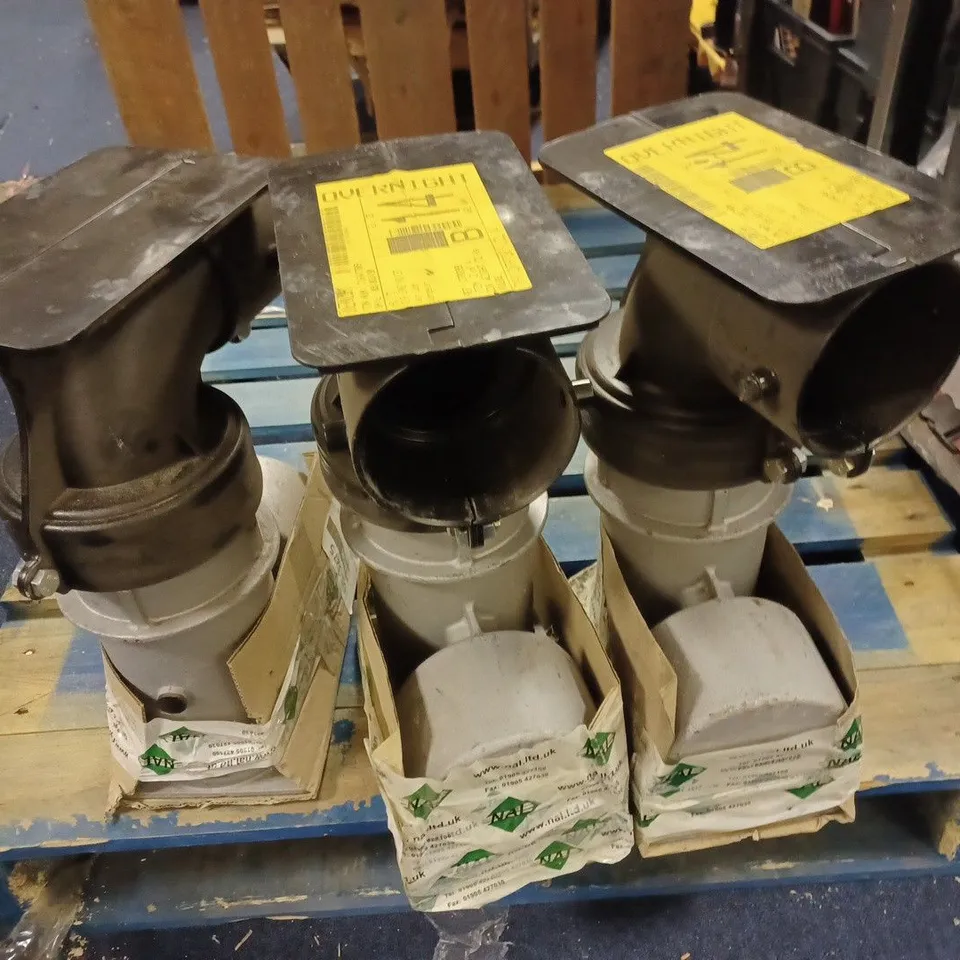 LOT OF 4 RETENTION SOCKETS WITH DUCKFOOT BEND / COLLECTION ONLY