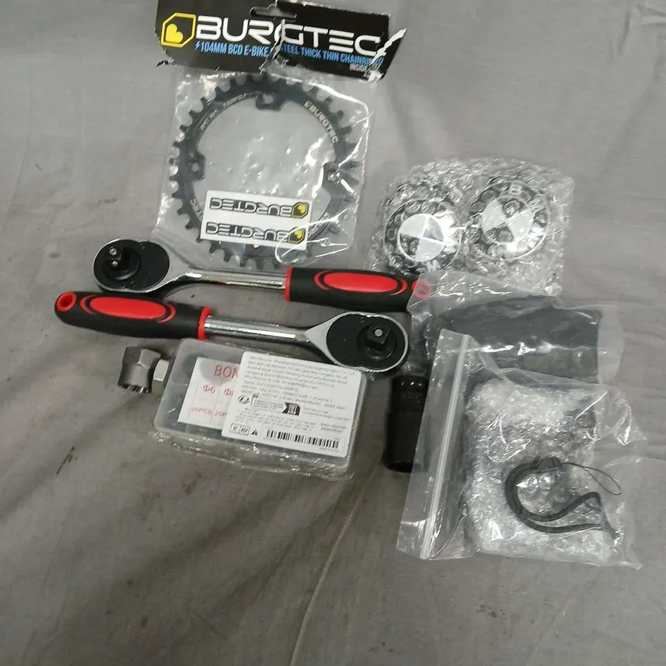 APPROXIMATELY 12 ASSORTED VEHICLE PARTS & ACCESORIES TO INCLUDE SOCKET WRENCH, CHAINRING, SOCKETS, ETC