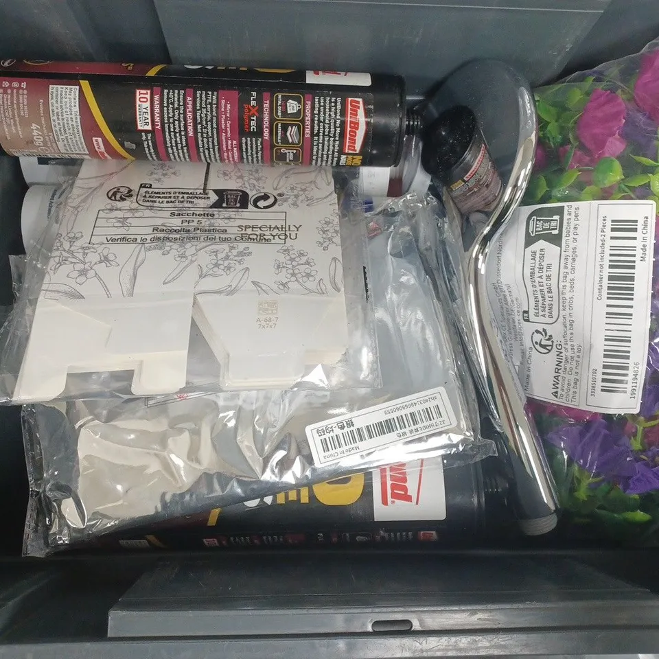 APPROXIMATELY 14 ASSORTED HOUSEHOLD ITEMS TO INCLUDE DECORATORS CAULK, SHOWERHEAD, DECOR, ETC
