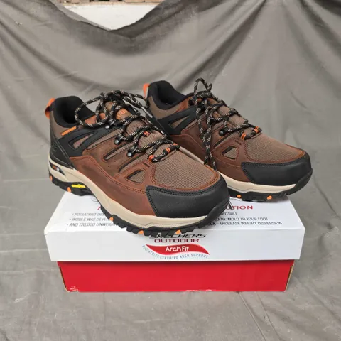 SKECHERS MENS ARCH FIT LACE UP BOOTS - BROWN - SIZE 9