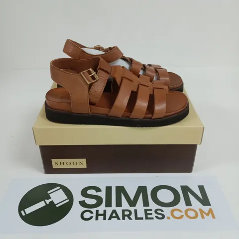BOXED PAIR OF SHOON SHIPSHAPE SQUARE TOE GLADIATOR SANDAL IN TAN LEATHER - SIZE 40