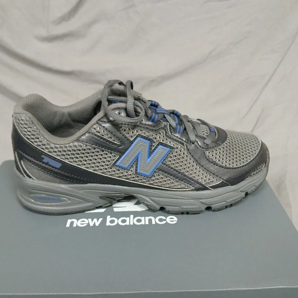 BOXED NEW BALANCE RUNNING SHOES IN GREY/BLUE - UK 5.5