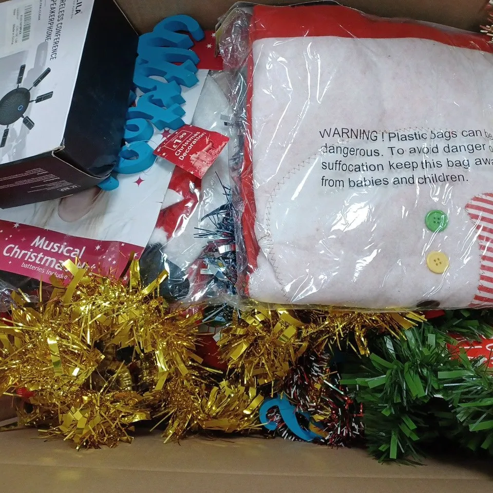 BOX OF APPROX 20 ASSORTED ITEMS TO INCLUDE - PUG CHRISTMAS CARDS - BLUE CHRISTMAS BAUBLES - GIANT PRESENT SACK ECT