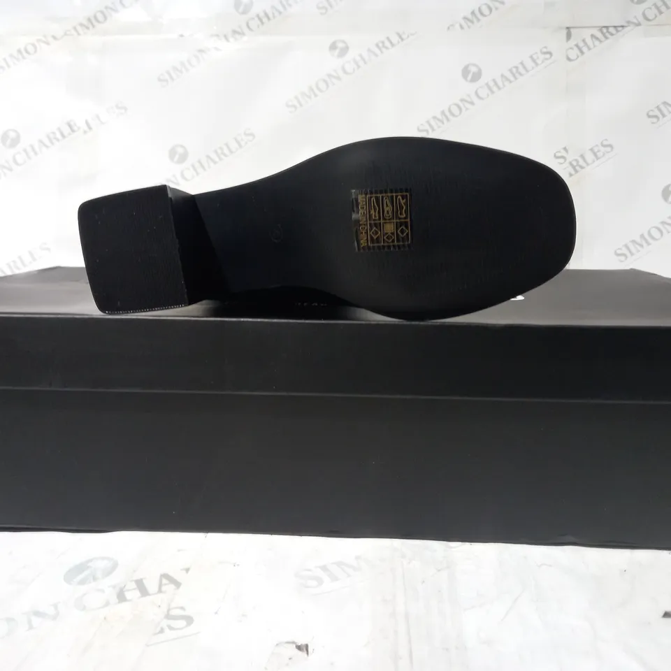 BOXED PAIR OF PRETTY LITTLE THING WIDE FIT SQUARE TOE BLOCK HEEL BOOTS IN BLACK UK SIZE 4