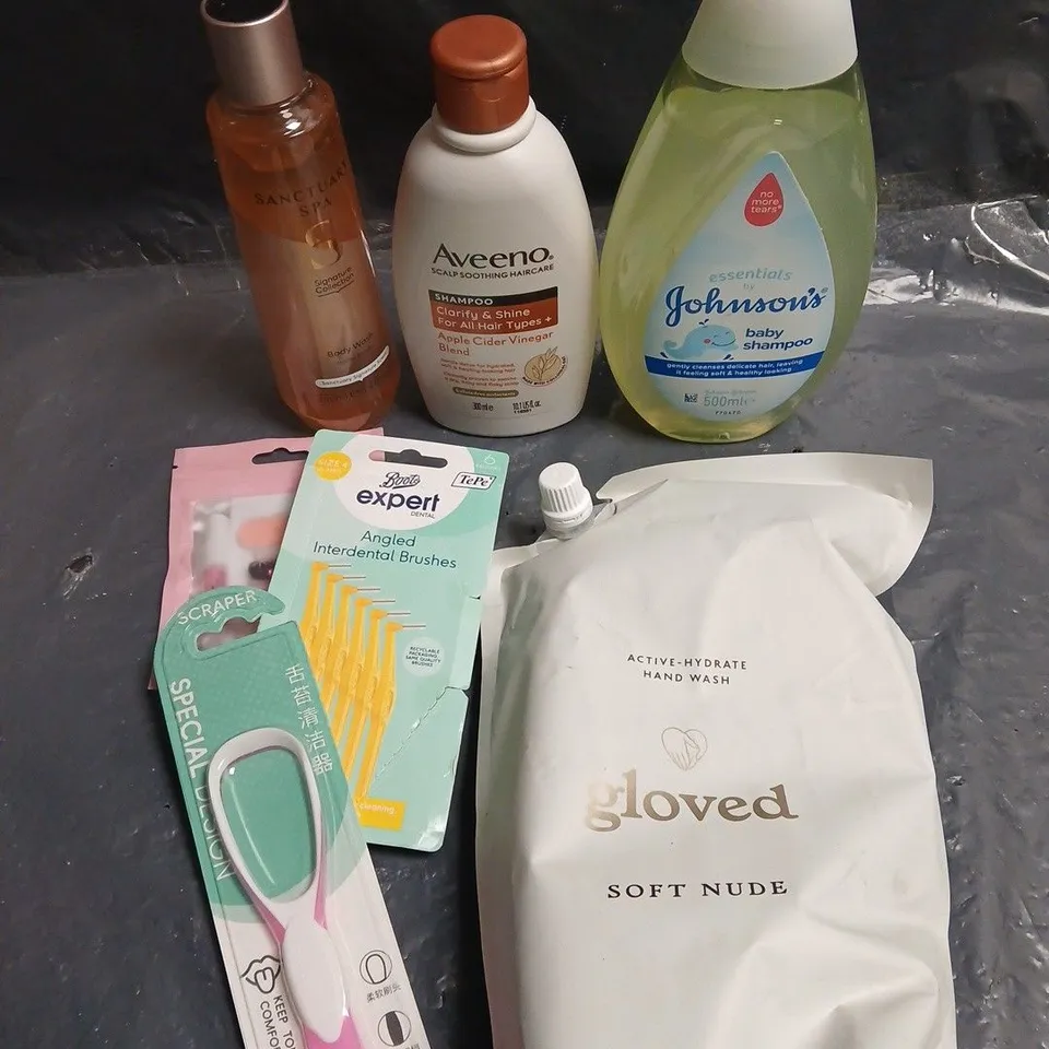 APPROXIMATELY 15 ASSORTED HEALTH & BEAUTY PRODUCTS TO INCLUDE GLOVED HAND WASH, BABY SHAMPOO, INTERDENTAL BRUSHES ETC 