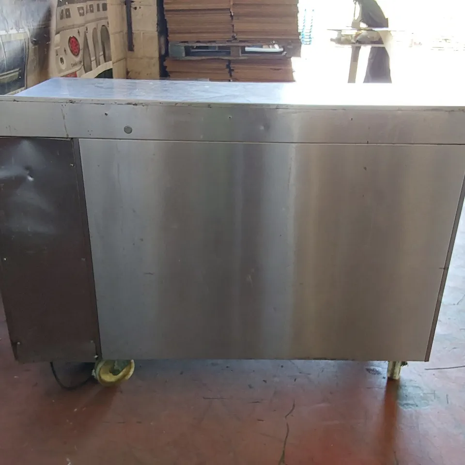 GRAM BENCH FRIDGE WITH 1 DOOR AND 3 DRAWERS