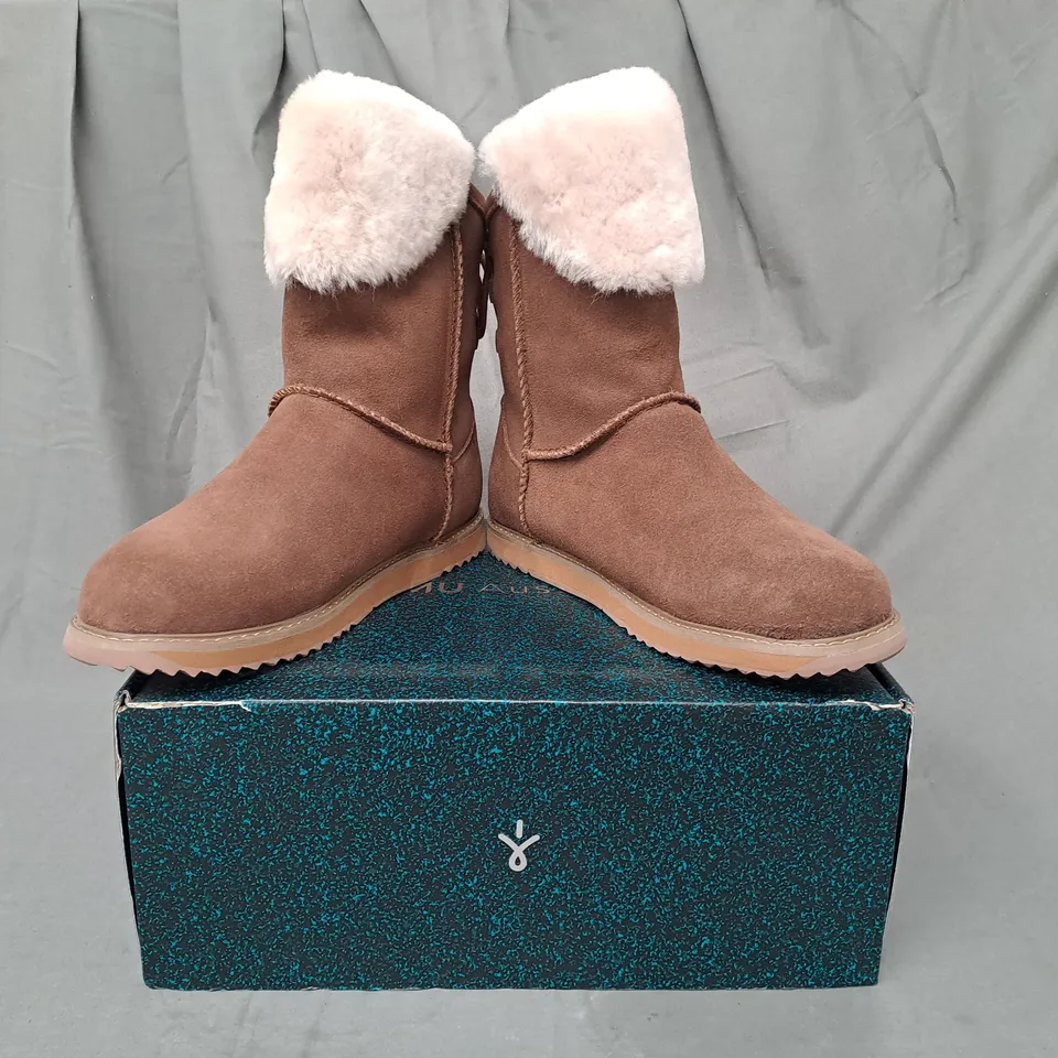 BOXED PAIR OF EMU AUSTRALIA BOOTS IN OAK SIZE 6