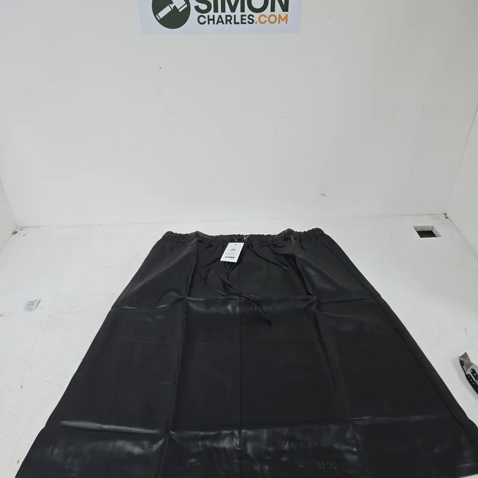 BOX OF APPROXIMATELY 60 ASSORTED CLOTHING ITEMS TO INCLUDE: TAMSY LEATHER LOOK SKIRT 