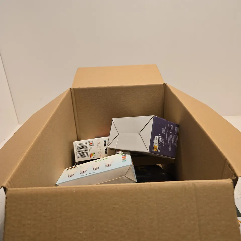 BOX OF APPROXIMATELY 15 ASSORTED ITEMS TO INCLUDE LED STRING LIGHTS, THE POP CAM, EAR BUDS WITH MICROPHONE, LIGHT BULBS ETC
