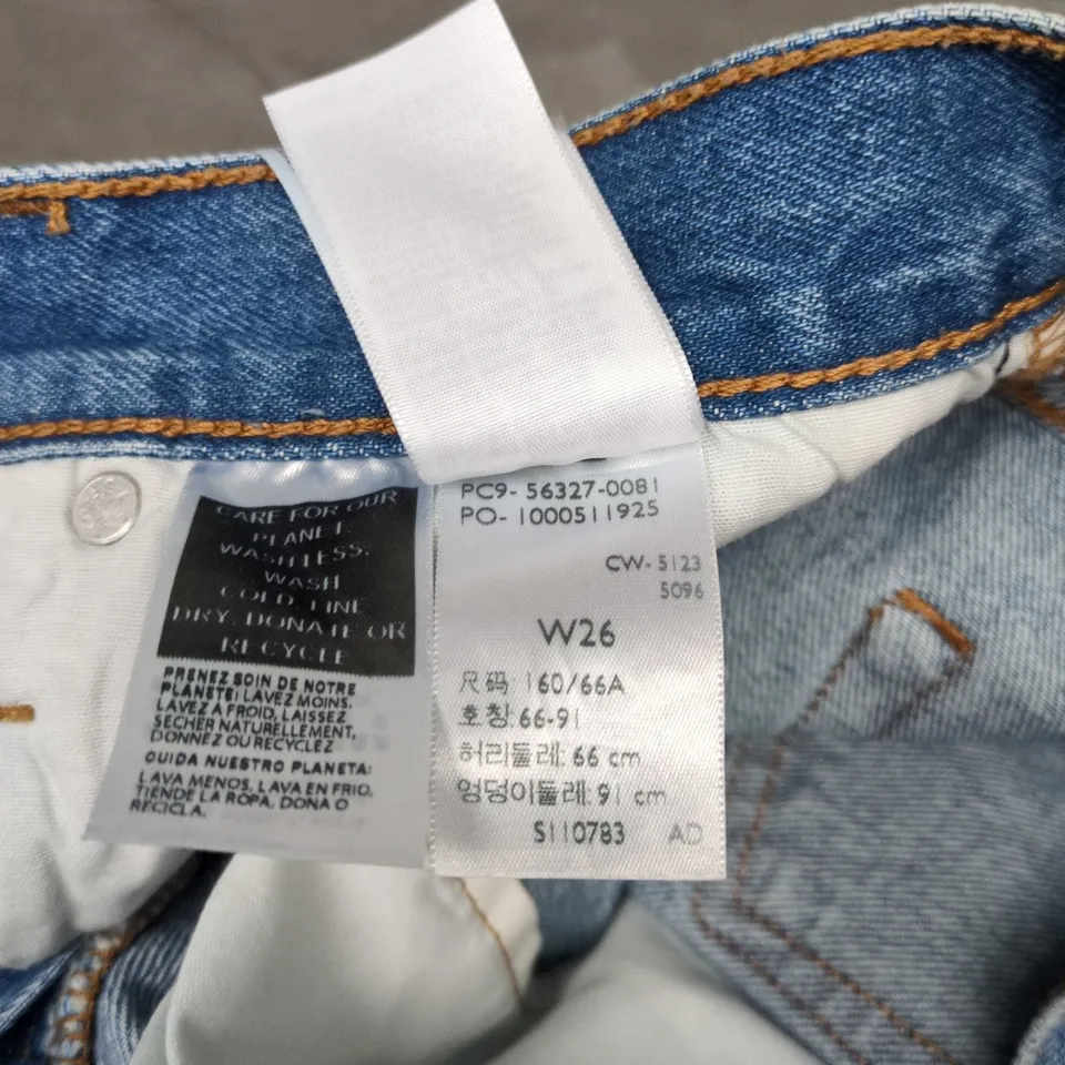 LEVI'S WOMEN'S DISTRESSED DENIM SHORTS IN BLUE – W26 