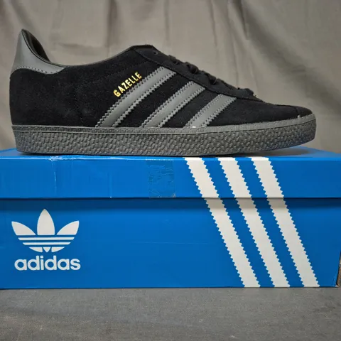 BOXED PAIR OF ADIDAS KID'S GAZELLE SHOES IN BLACK/DARK GREY UK SIZE 5