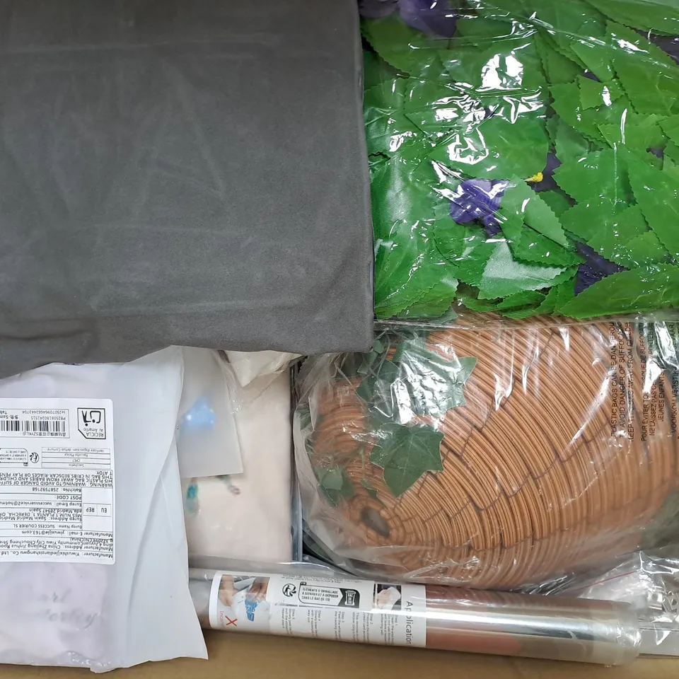 BOX OF APPROXIMATELY 10 ASSORTED HOUSEHOLD ITEMS TO INCLUDE HOZELOCK GARDEN SPRINKLER, ETC - COLLECTION ONLY