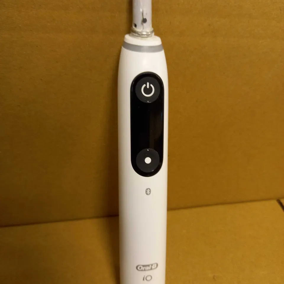 ORAL-B IO7 WHITE ULTIMATE CLEAN ELECTRIC TOOTHBRUSH WITH CARRY CASE
