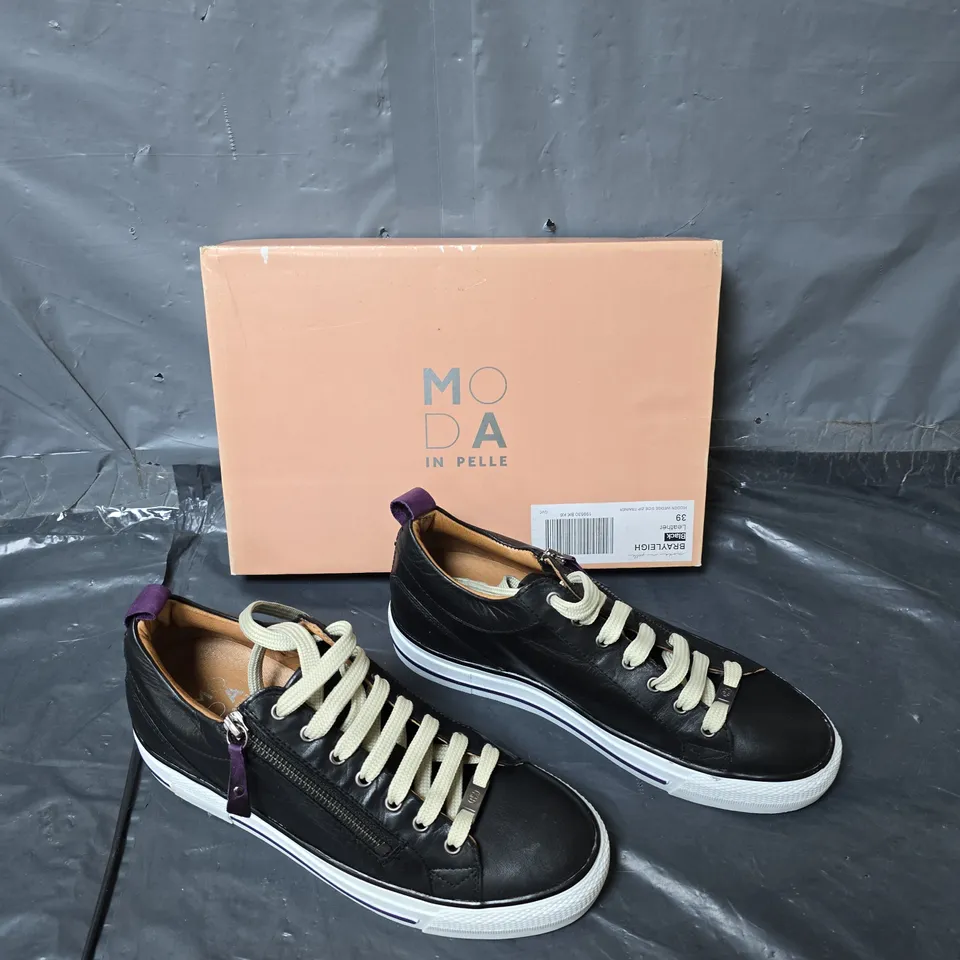 BOXED PAIR OF MODA IN PELLE BRAYLEIGH BLACK SIDE ZIP TRAINER SIZE 39