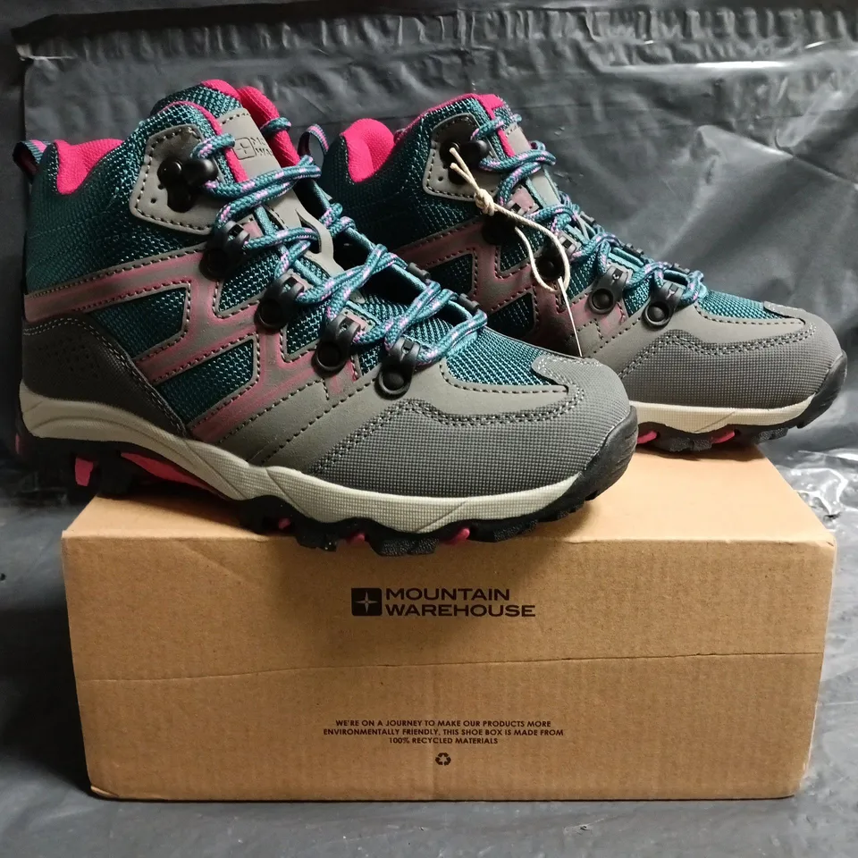 BOXED PAIR OF MOUNTAIN WAREHOUSE OSCAR 2 KIDS WALKING BOOTS IN TEAL SIZE UK 1