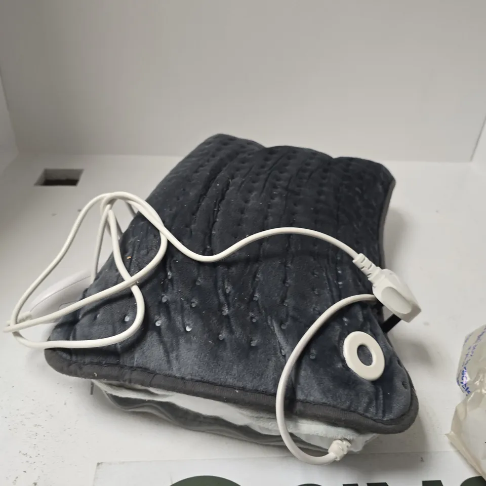 PORTABLE HEATED CUSHION IN GREY