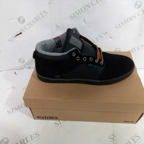 BOXED PAIR OF ETNIES JEFFERSON FABRIC SHOES IN BLACK - UK SIZE 8