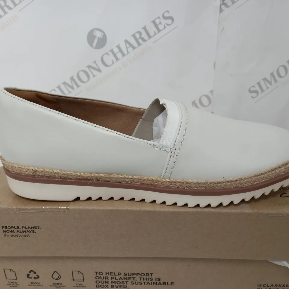 BOXED PAIR OF CLARKS SERENA PAIGE SLIP-ON SHOES IN WHITE UK SIZE 5