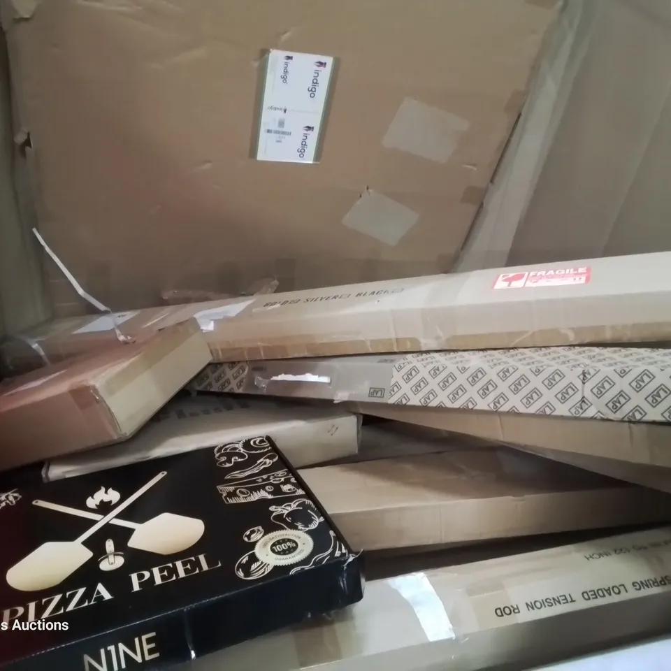PALLET OF ASSORTED ITEMS INCLUDING: HEATED THROW, STORAGE RACK, CLOTHES DRYING RACK, STEP LADDER, RETRACTABLE GATE
