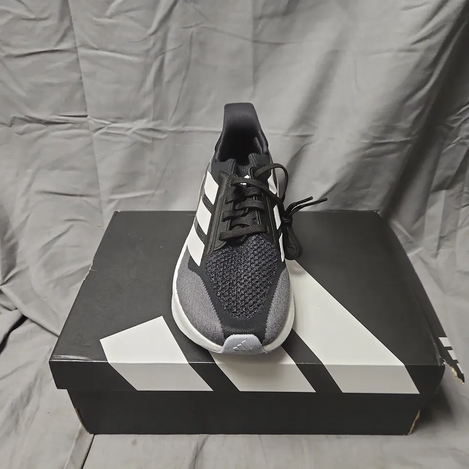 BOXED ADIDAS ULTRABOOST 5X RUNNING SHOES – BLACK/GREY WITH WHITE STRIPES, UK 8 (US 8.5)