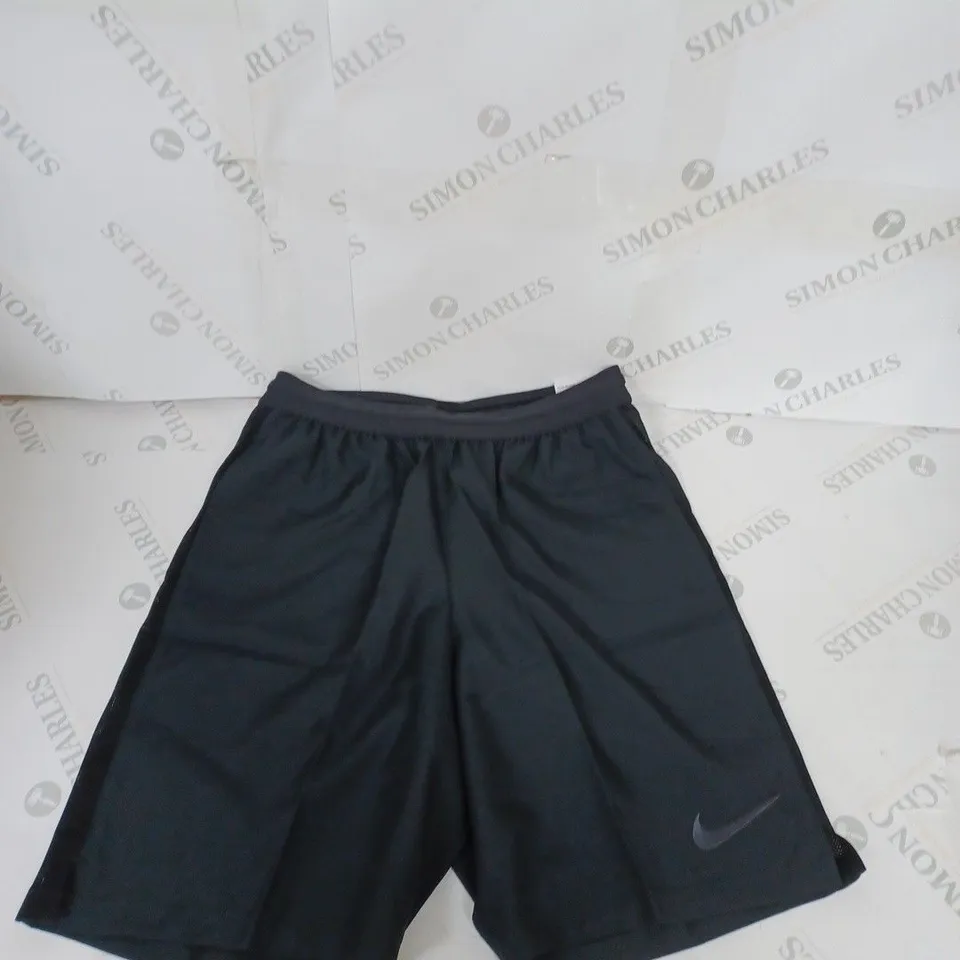 NIKE DRI-FIT CASUAL SHORTS SIZE M