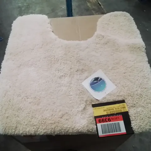 MICROFIBRE U-SHAPED PEDESTAL MAT