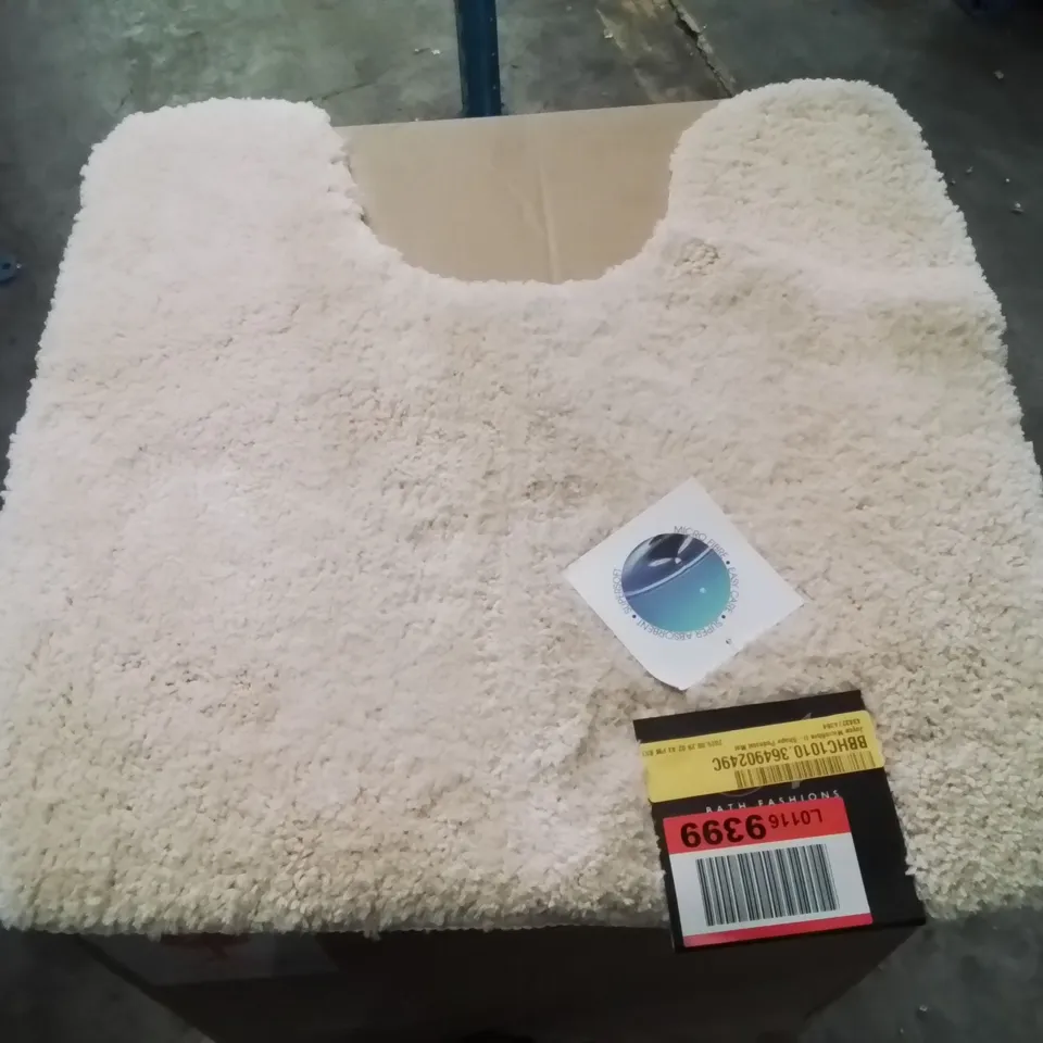 MICROFIBRE U-SHAPED PEDESTAL MAT