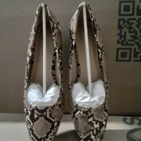 BOX CONTAINING APPROXIMATELY 10 BRAND NEW JD WILLIAMS SNAKE BLOCK HEELS SIZE 8EEE