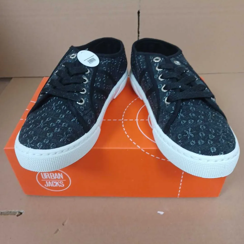 BOXED PAIR OF URBAN JACKS PALM SPRINGS TRAINERS IN BLACK - 5