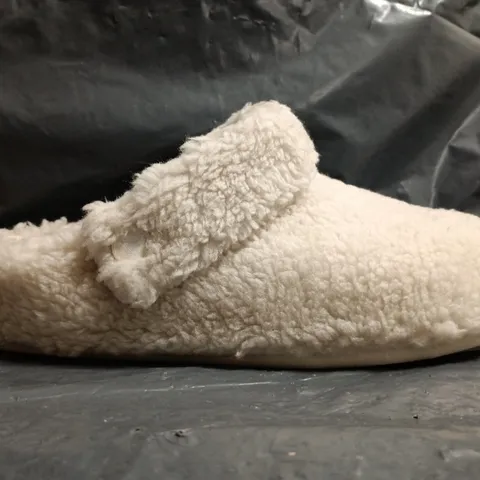 PAIR OF CROCS CLASSIC COZZZY SLIPPERS IN CREAM SIZE UK M5/W6