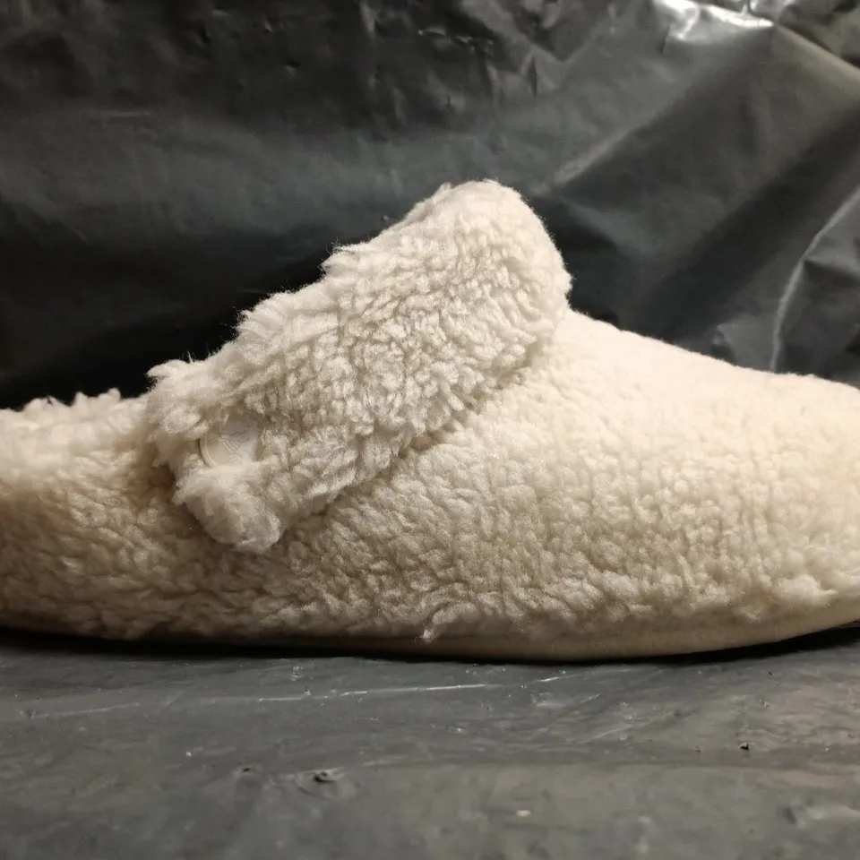 PAIR OF CROCS CLASSIC COZZZY SLIPPERS IN CREAM SIZE UK M5/W6