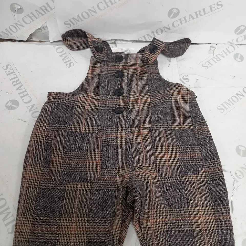 LOT OF CHILDRENS CLOTHES APPROXIMATELY 30 TO INCLUDE PENGUIN JUMPER, BABY GROWS, CHECKERED DUNGAREES 
