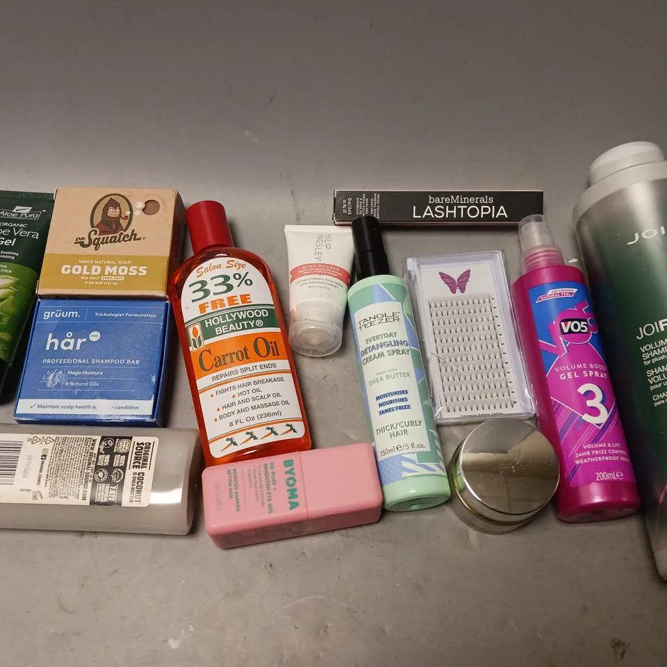 BOX OF APPROXIMATELY 15 COSMETIC ITEMS TO INCLUDE JOICE SHAMPOO, LASHTOPIA, AND V05 GEL SPRAY ETC. 