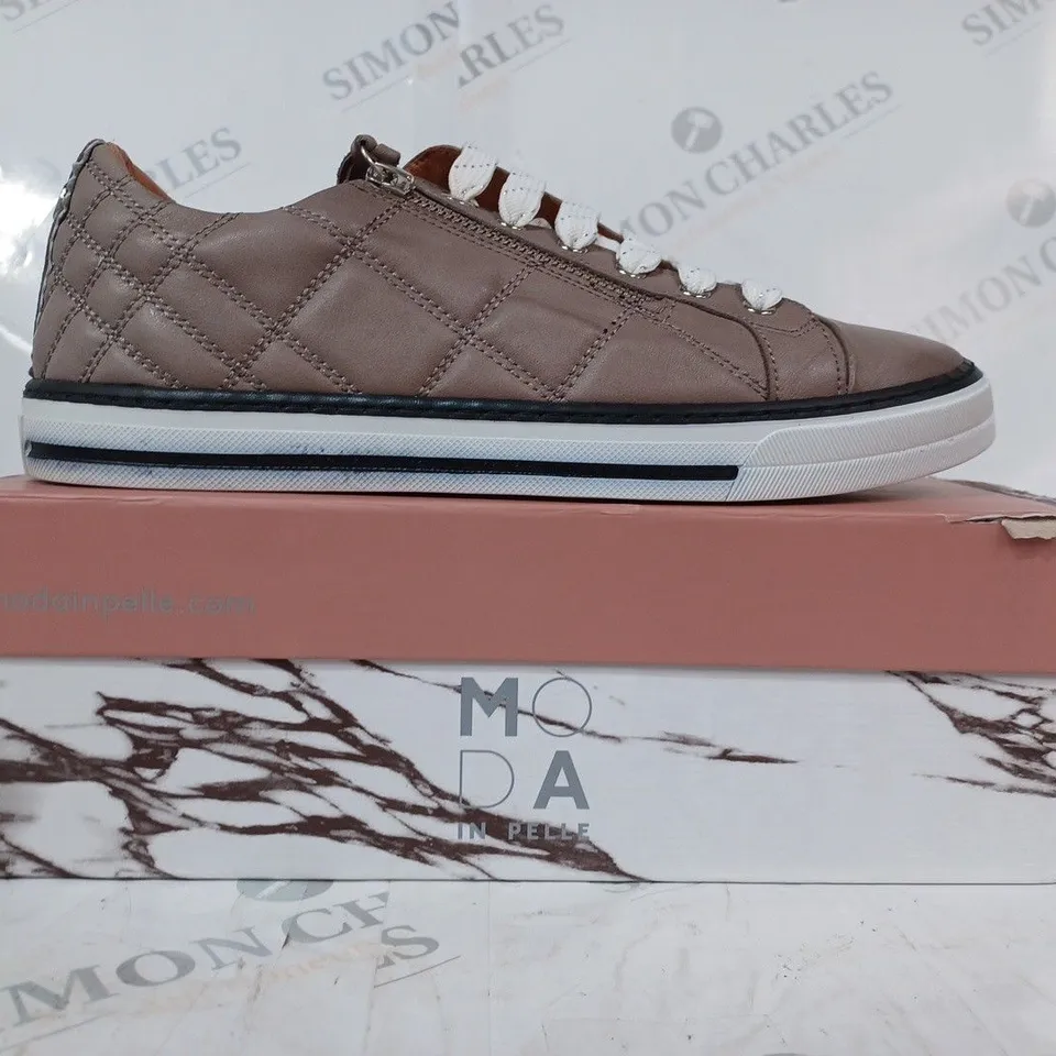 BOXED MODA IN PELLE BAYLEN LEATHER TRAINERS IN TAUPE SIZE 8
