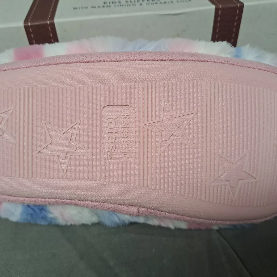 BOXED PAIR OF TOTES TOASTIES KIDS SLIPPERS IN PINK/MULTICOLOUR SIZE 9-10