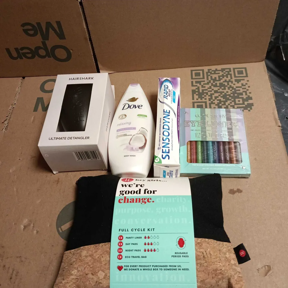 TOTE OF APPROXIMATELY 18 ASSORTED COSMETIC ITEMS TO INCLUDE SENSODYNE RAPID RELIEF, HAIR SHARK DETANGLER, HEY GIRLS FULL CYCLE KIT, COOL STORY EYELINER SET, DOVE