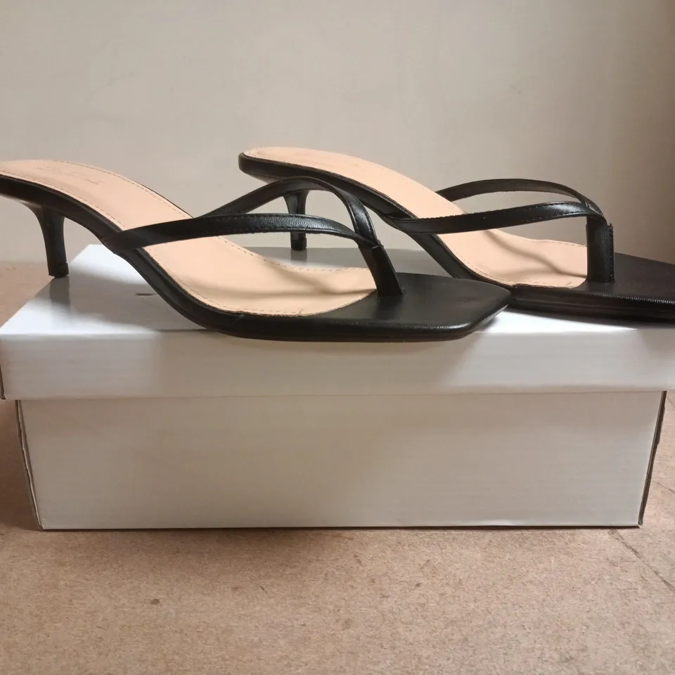 BOXED PAIR OF TRUFFLE COLLECTION TOE-POST LOW HEEL SANDALS IN BLACK SIZE 6