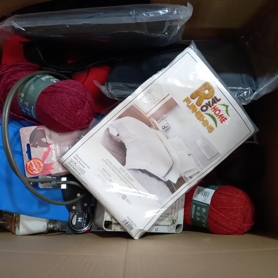 BOX OF APPROXIMATELY 12 ASSORTED ITEMS TO INCLUDE - ROYAL HOME SOFT TOUCH FITTED SHEET SINGLE - COTTON WOOL - SHOW RUG ECT