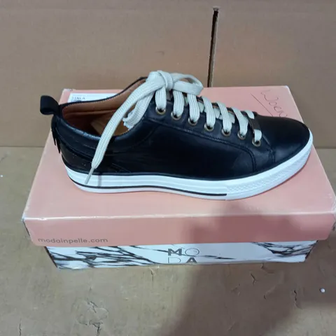 BOXED PAIR OF MODA IN PELLE BLACK TRAINERS - SIZE